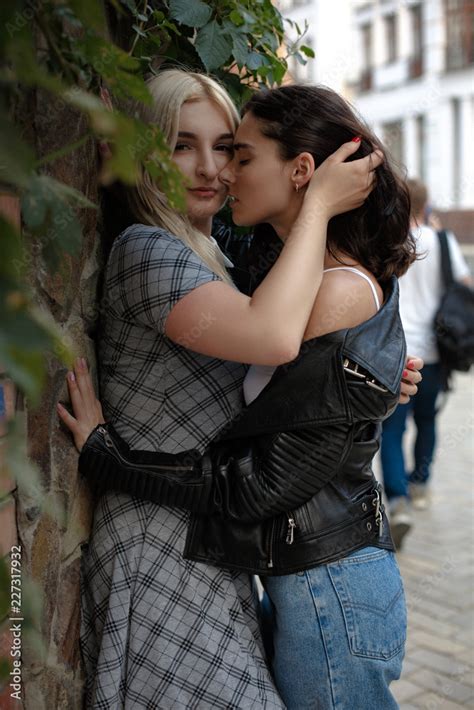 deep kiss lesbians